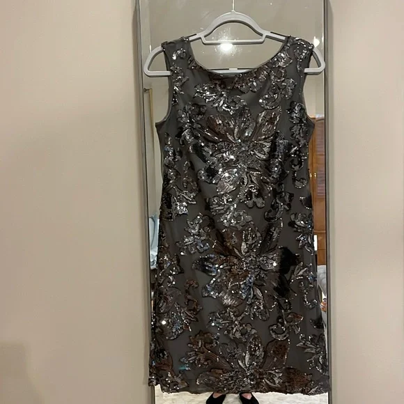 NWOT White House Black Market Cocktail Dress- grey sequin embellished size 8 - Picture 4 of 5